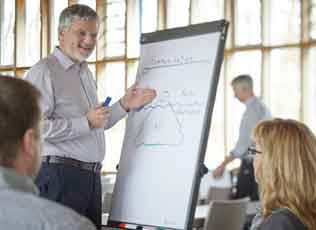 Image: Workshop - A trainer stands by the flipchart