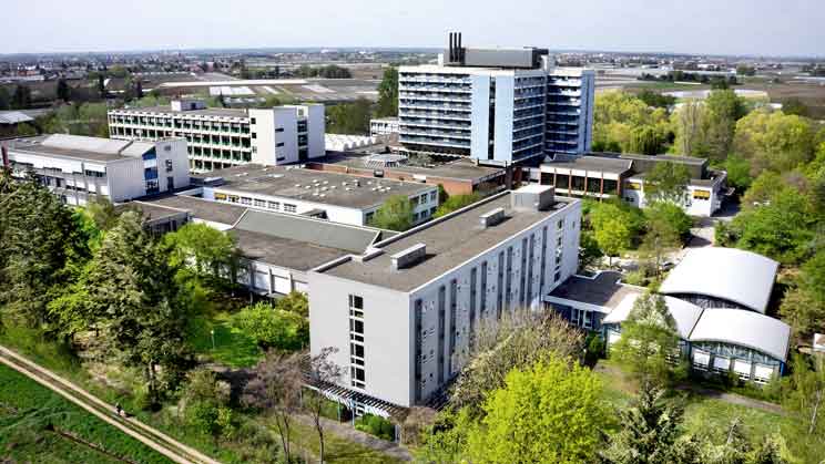 Luftbild des Berufsförderungswerks Nürnberg mit bfw Hotel im Vordergrund.