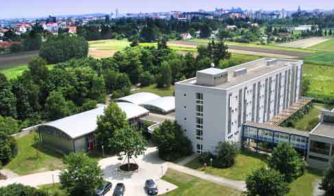 [Translate to English:] Luftbild vom bfw Hotel Nürnberg bei Sonnenschein..