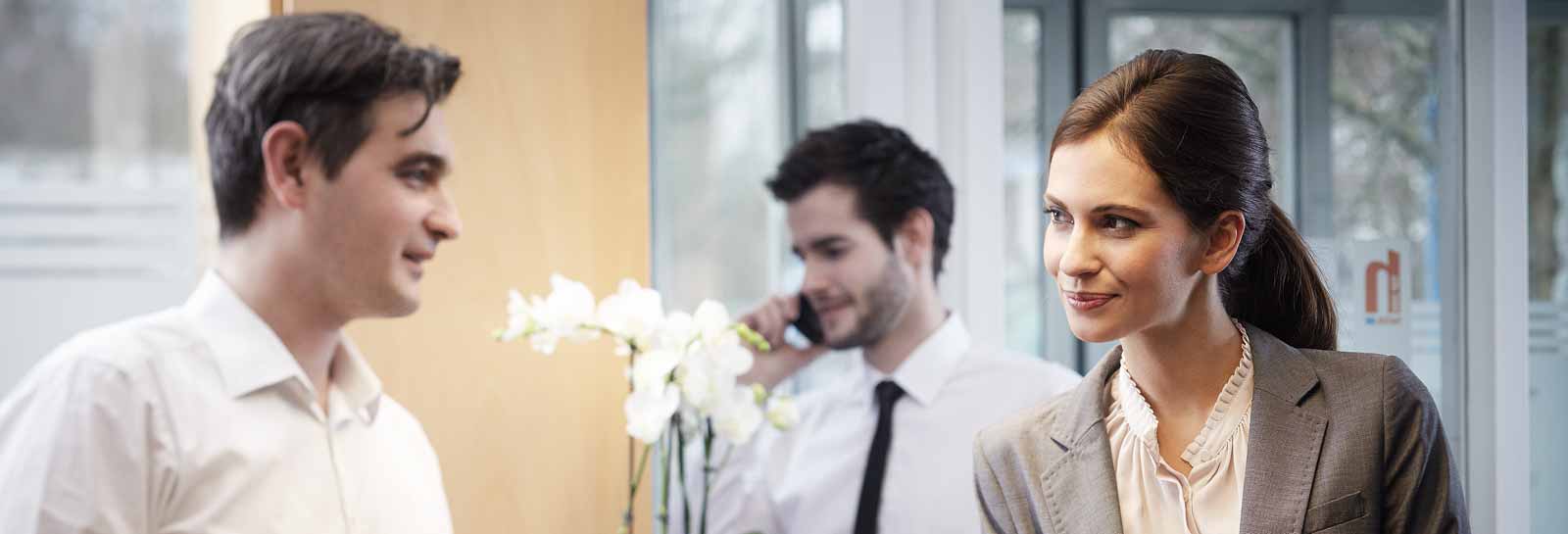 Reception of the BFW Hotel Nuremberg: A member of staff welcomes a guest to the hotel.