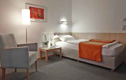 Bild: Einzelzimmer im bfw Hotel Nürnberg Blick aufs Bett.