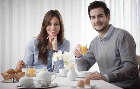 Bild: Frühstücksraum des bfw Hotel Nürnberg. Frau und Mann beim Frühstück.